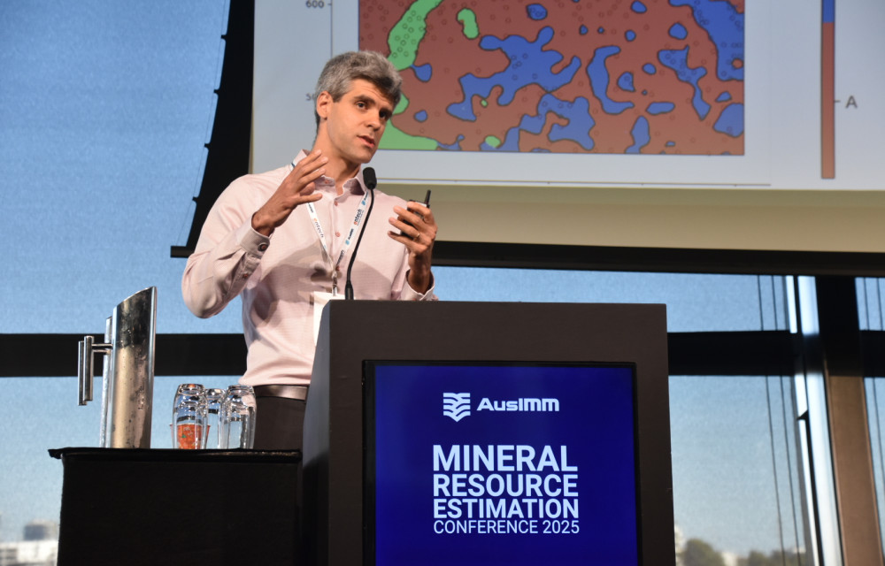 Caio Gomes of SLR Consulting explains how integrating domain and grade simulation reshapes drill spacing decisions during his MREC2025 presentation. Photo: Jamie Wade.