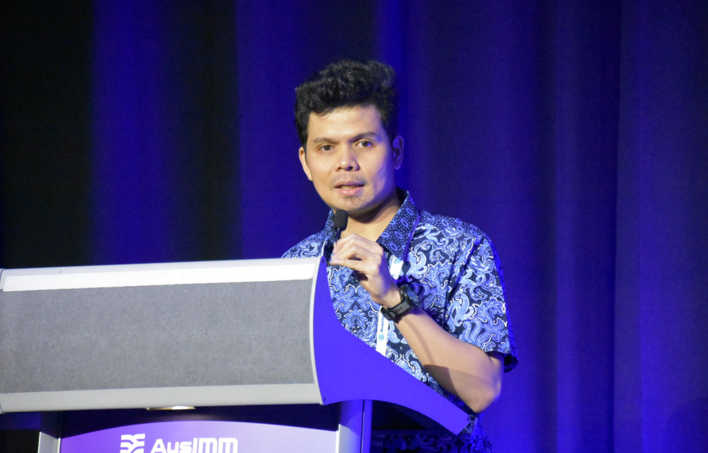 Mochamad Rizki Pratama presenting at APCOM2025 in Perth on GPS-enabled safety systems for high-risk open-pit dumping zones.
