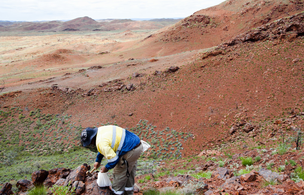 A geologist using acQuire’s GIM Essentials platform to manage drillhole data and project metrics for faster, more reliable exploration decisions.